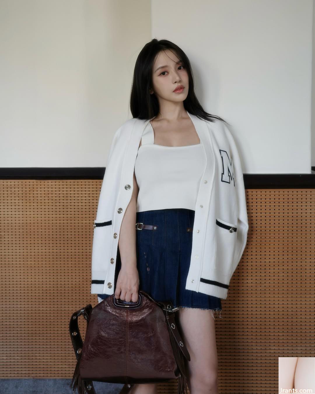 Cô gái xinh đẹp với đôi mắt to “Cai Ruixue” có rãnh sâu trên ngực và bộ ngực to đến mức sắp tràn ra ngoài (10P) - Ảnh 2