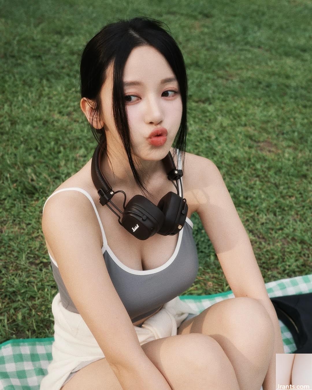 Cô gái xinh đẹp với đôi mắt to “Cai Ruixue” có rãnh sâu trên ngực và bộ ngực to đến mức sắp tràn ra ngoài (10P) - Ảnh 7