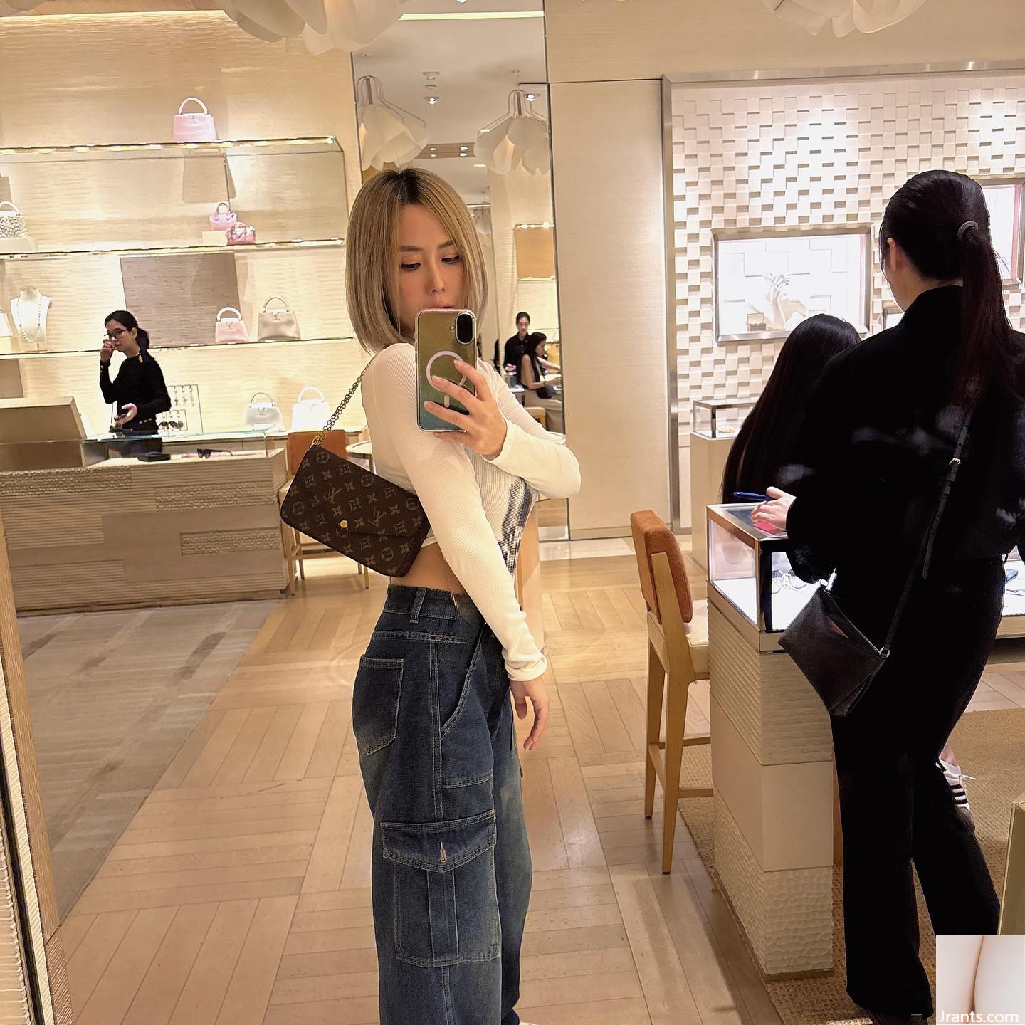 Cô gái tóc vàng “Mewbd” có một cơ thể nóng bỏng đang phình ra phía trước và nghiêng về phía sau (11p) - Ảnh 2