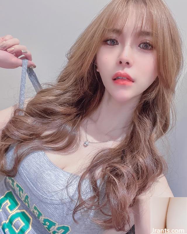 Devil Little Devil “Katie Xuan” có hình dạng vú đầy đặn rất bắt mắt (10p)