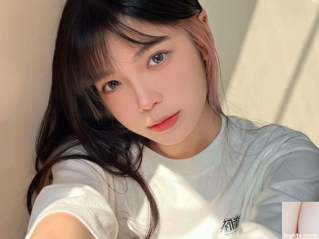 Cô gái bên cạnh rất hào hứng với tính khí và vẻ đẹp của mình (10p)