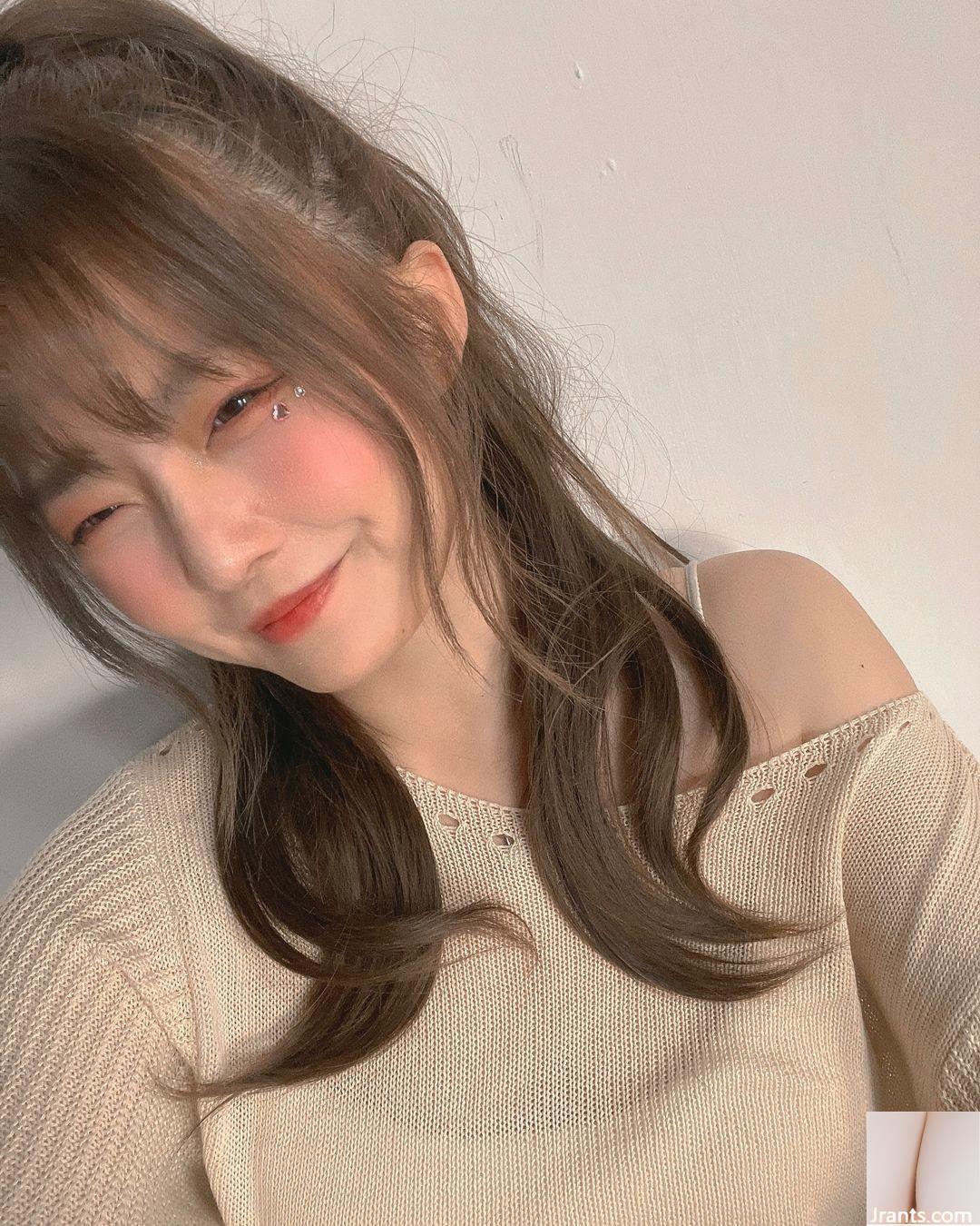 Cô gái xinh đẹp “Sunny Tinging” cho thấy cơ thể màu trắng và dịu dàng của cô trước vũ khí của cô (10p) - Ảnh 2