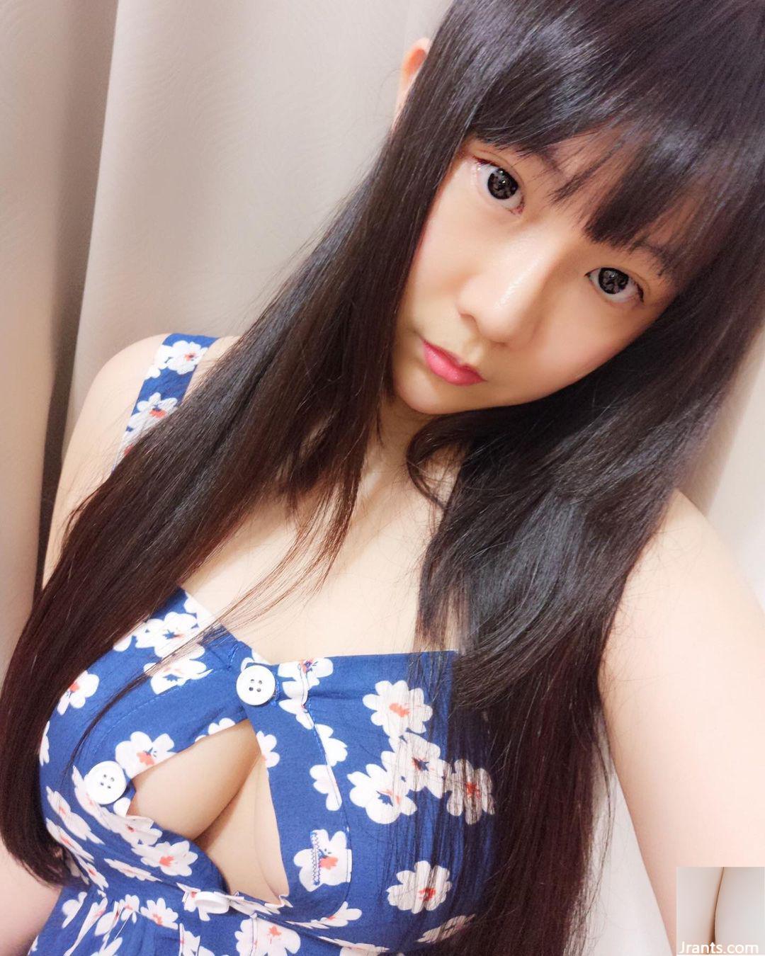 Cô gái dễ thương “Xu Ganzai” khoe bộ ngực trắng và dịu dàng thật quyến rũ! (9p)