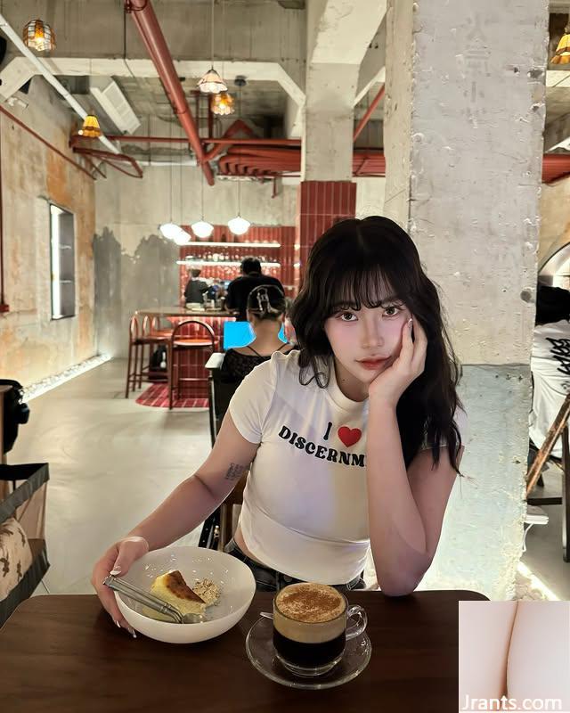 Cô gái xinh đẹp “Lili” có một nụ cười quyến rũ và ngọt ngào vô cùng hấp dẫn! Cơ thể chỉ đơn giản là tuyệt vời (10p) - Ảnh 3