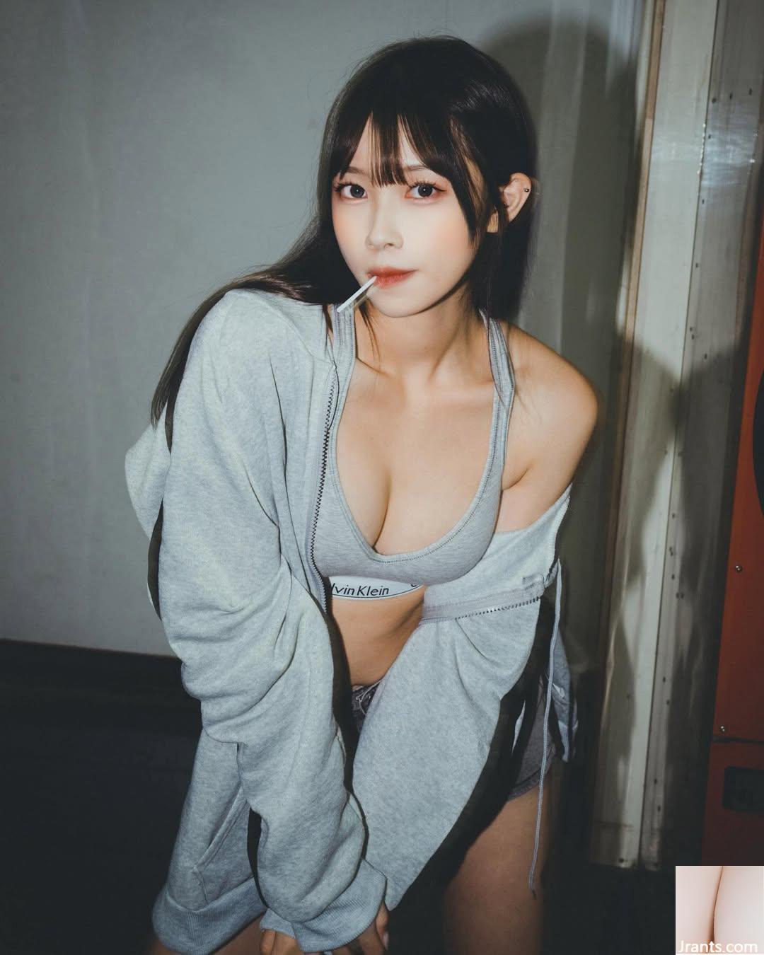 Cô gái trẻ gợi cảm “Hami” mặc một cách quyến rũ và thể hiện sự quyến rũ nóng bỏng của cô ấy (10p) - Ảnh 2