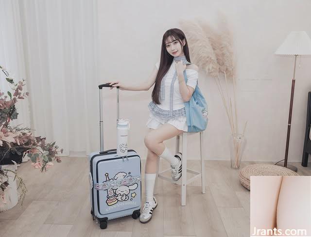 Cô gái xinh đẹp với đôi mắt điện toát ra một bầu không khí đẹp và gợi cảm và nóng bỏng khắp cơ thể (11p) - Ảnh 3