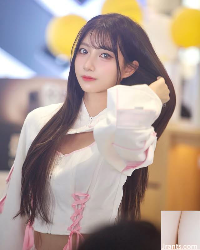 Cô gái xinh đẹp với đôi mắt điện toát ra một bầu không khí đẹp và gợi cảm và nóng bỏng khắp cơ thể (11p) - Ảnh 5