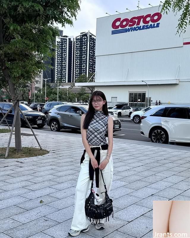 “Vicky” gợi cảm không thể ẩn rất dễ thương (10p) - Ảnh 2