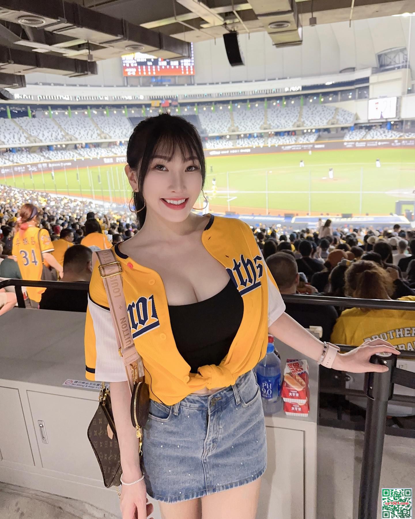 “_” Bộ ngực cắt thấp thực sự hoàn hảo (21p)