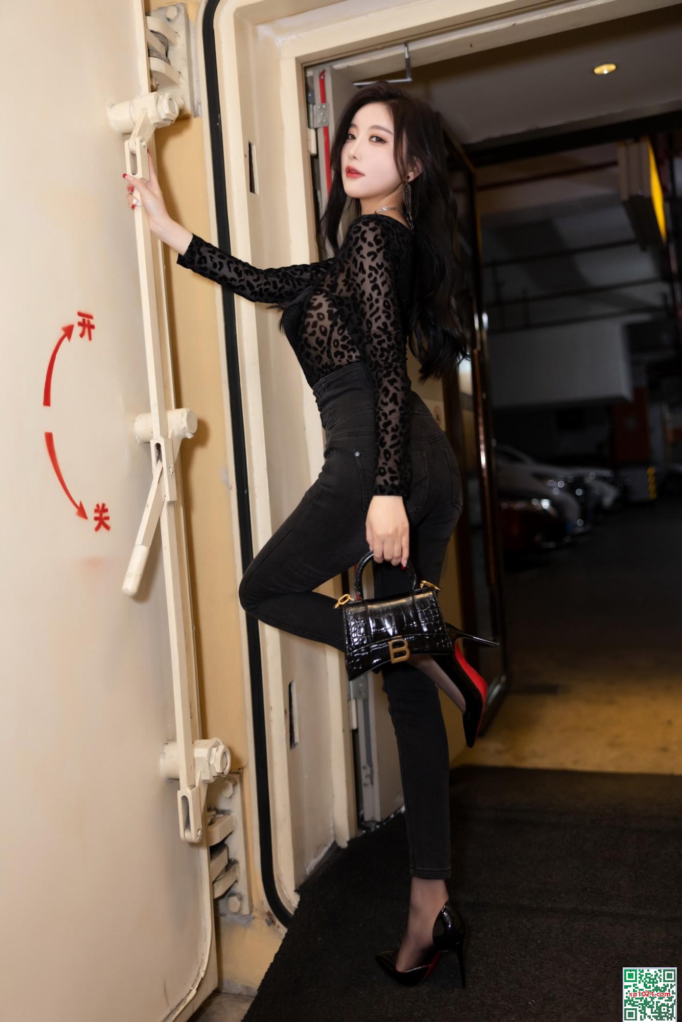 Yang Chenchen – Quần jean đen (100p) - Ảnh 2