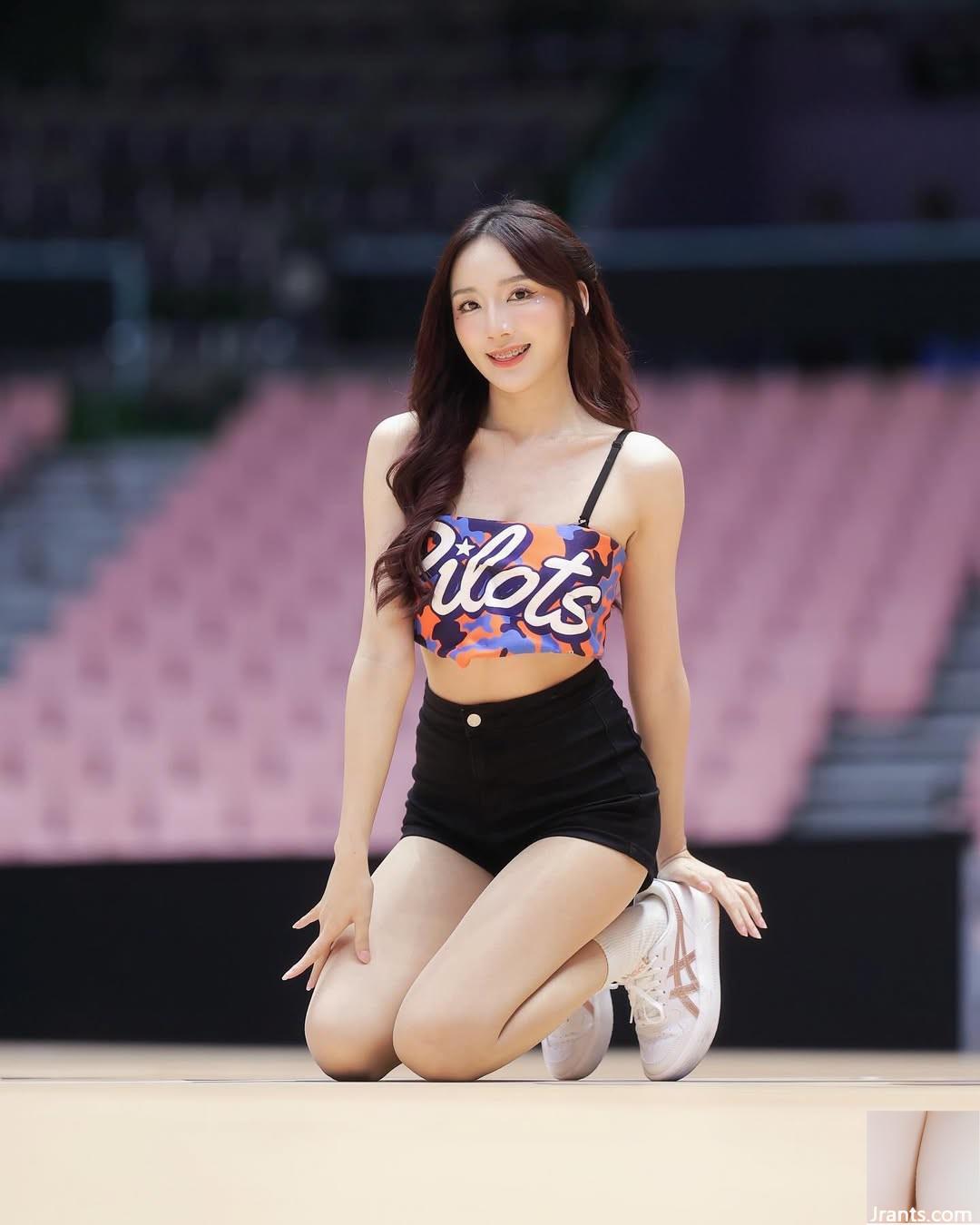 Cô gái trẻ chân dài “Pei Pei - Ảnh 18