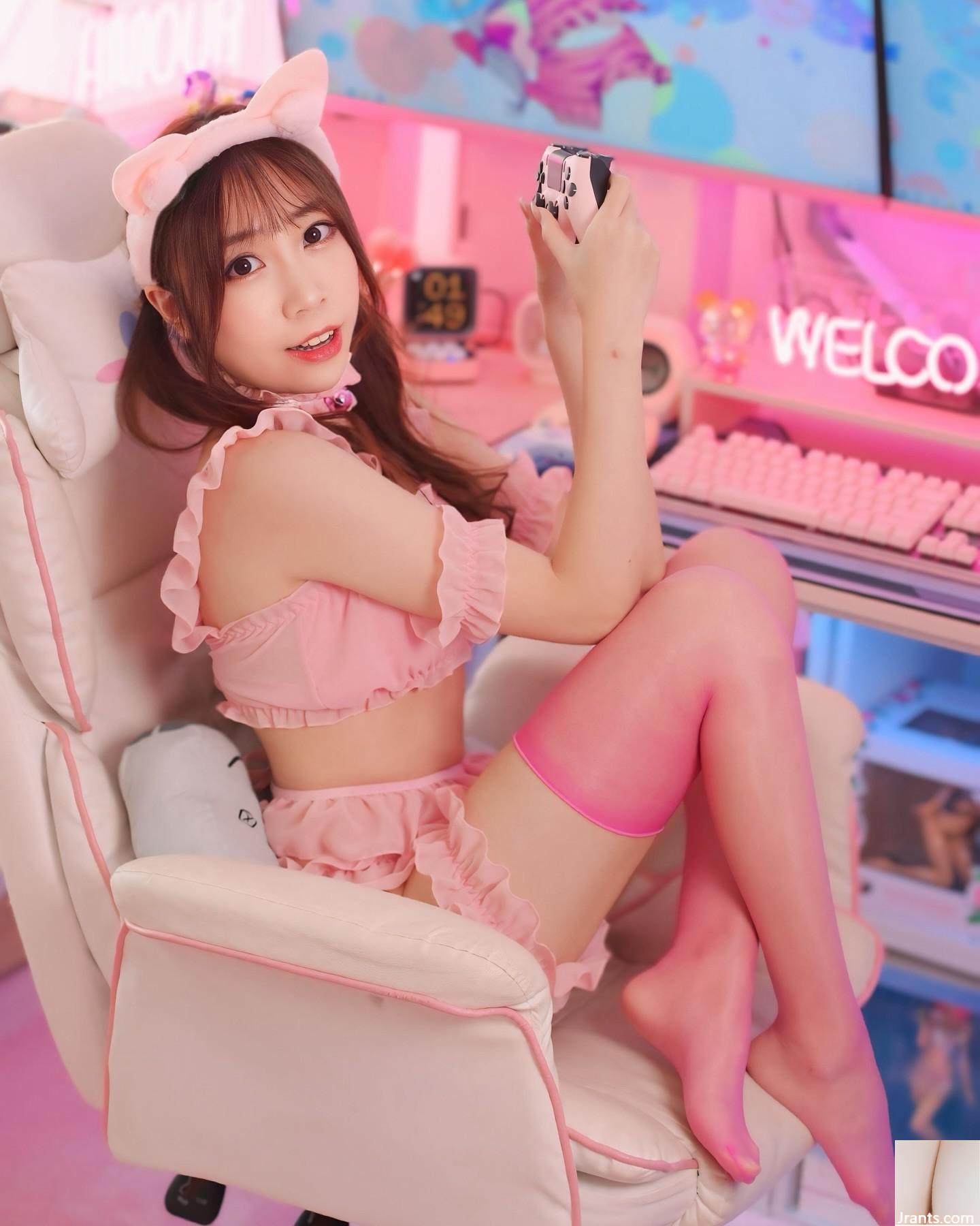 Mô hình ngựa nhỏ “Joyce” đồ lót tiếp xúc với vú (23p) - Ảnh 2