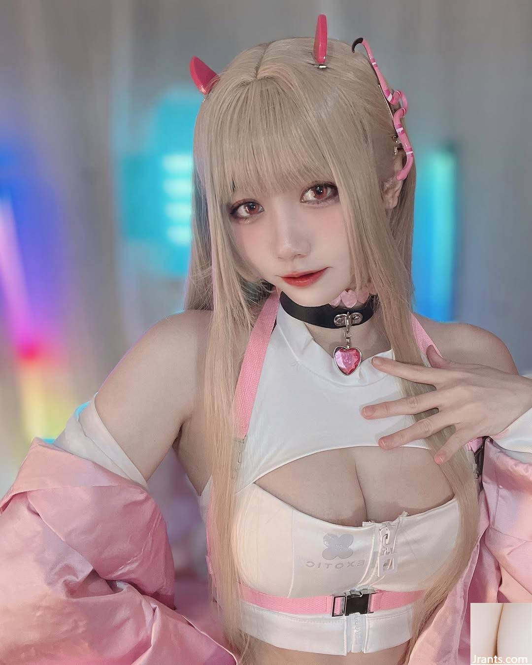 Khuôn mặt dễ thương tự nhiên “dưa hấu” với nụ cười ngọt ngào và thân hình nóng bỏng (26p)