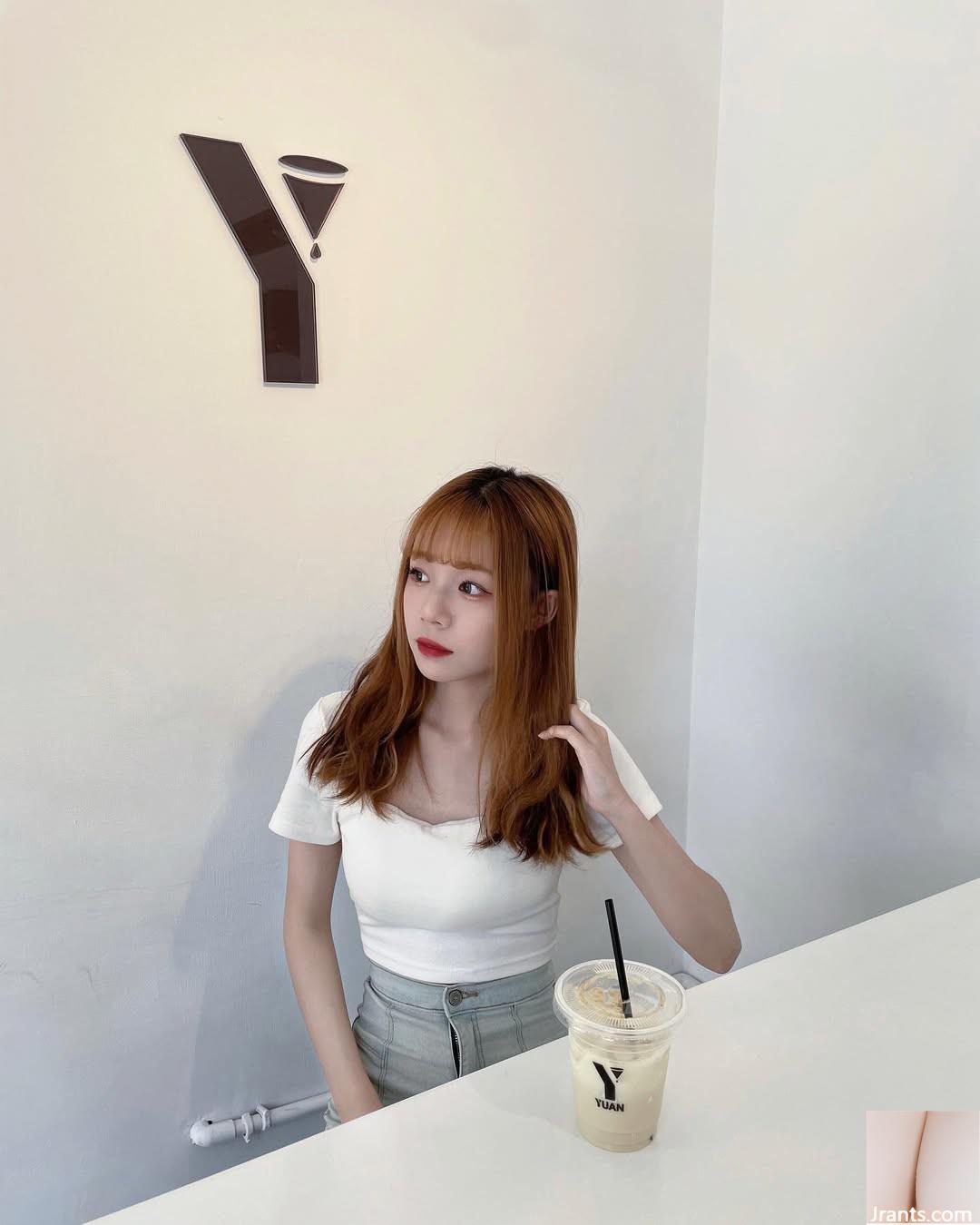 Bộ ngực tròn và xinh đẹp “Huahua” có ngoại hình ngọt ngào và siêu quyến rũ khi mỉm cười (21p)