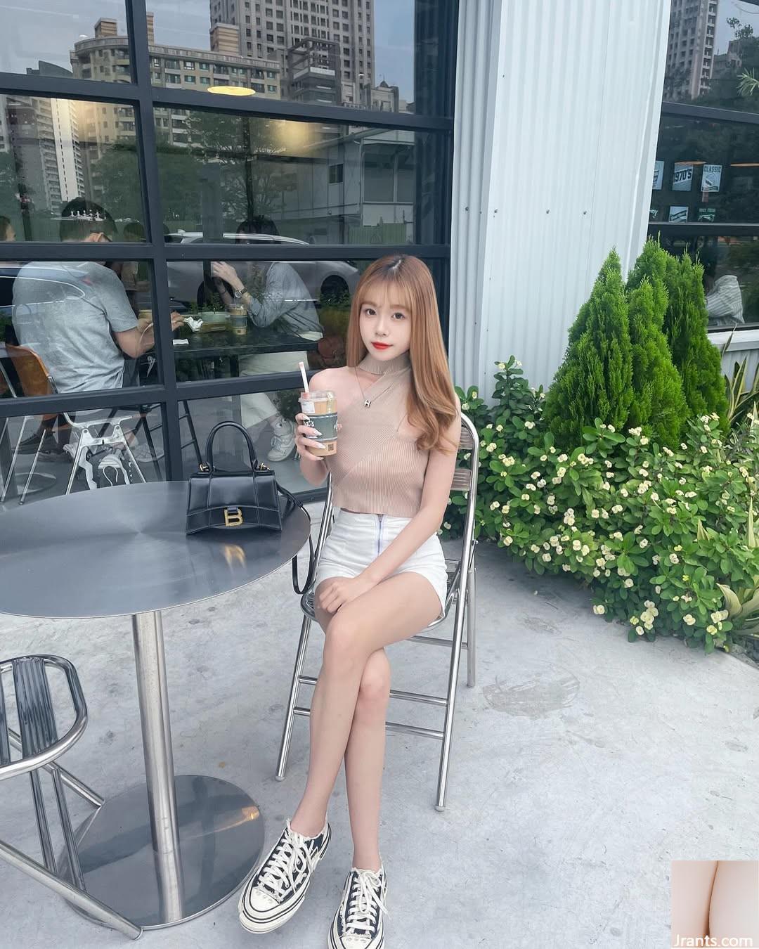 Bộ ngực tròn và xinh đẹp “Huahua” có ngoại hình ngọt ngào và siêu quyến rũ khi mỉm cười (21p) - Ảnh 10