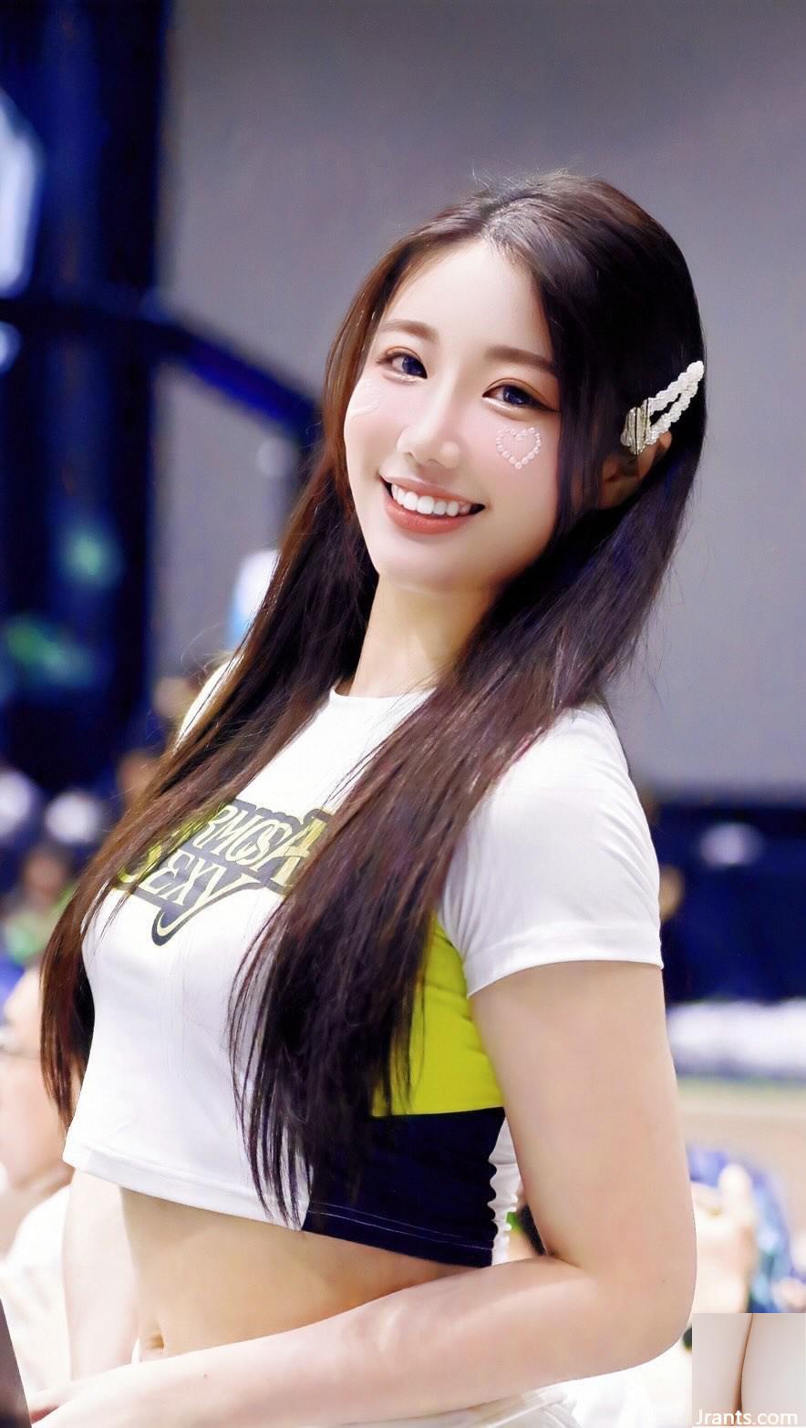 Cơ thể cong đều được gọi là “Ariel C.” - Ảnh 23