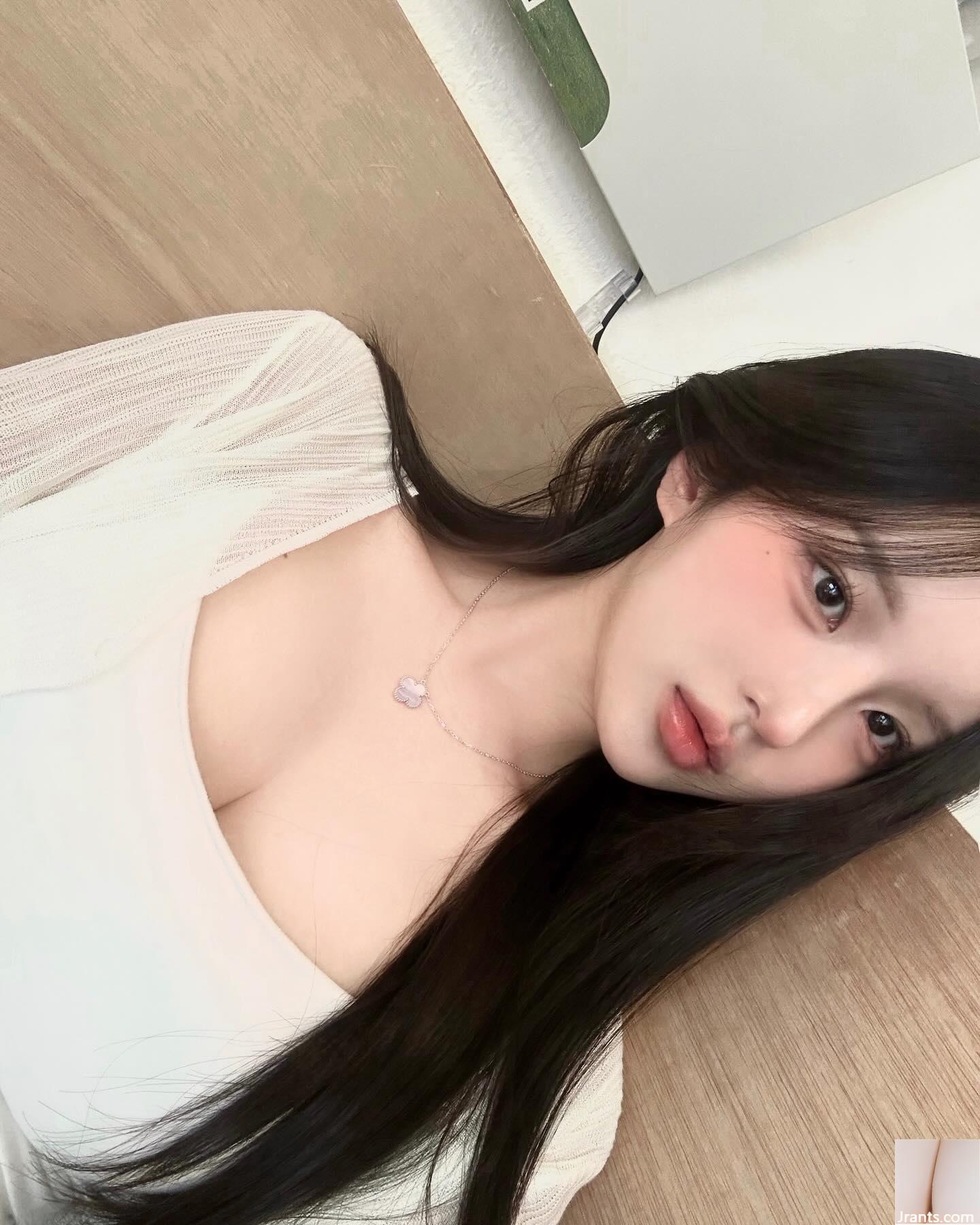 Vẻ ngoài trẻ thơ “Benben” Cô gái ngực khủng với khe ngực chữ V sâu và vòng một đầy đặn (18P) - Ảnh 6