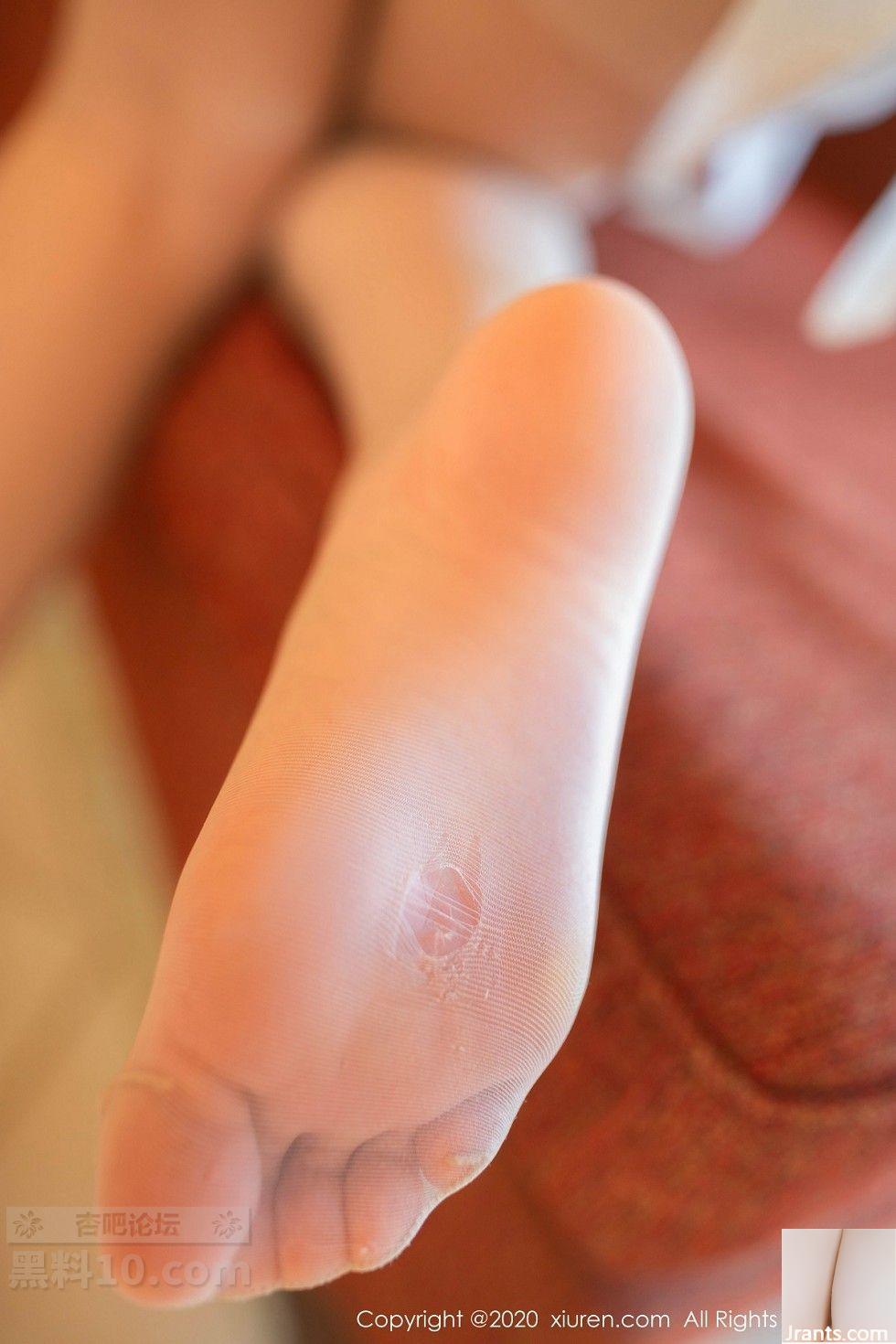 Nữ thần Arjuna cởi váy dài trong phòng riêng ở Đông Âu, để lộ đôi tất trần, bộ ảnh quyến rũ và quyến rũ (25P) - Ảnh 21