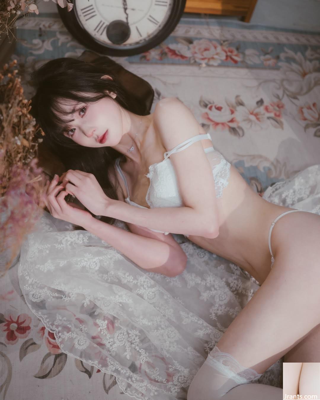 “Bánh mì nướng” Hình ảnh cơ thể trắng nõn và dịu dàng rất bắt mắt và toát lên sự cám dỗ mạnh mẽ (10P) - Ảnh 2