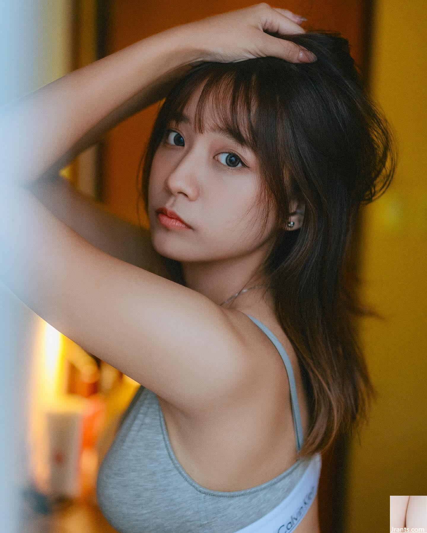 Nữ thần chân dài “Baoni” thắt chặt thắt lưng của cô ấy và quá sexy (17p)