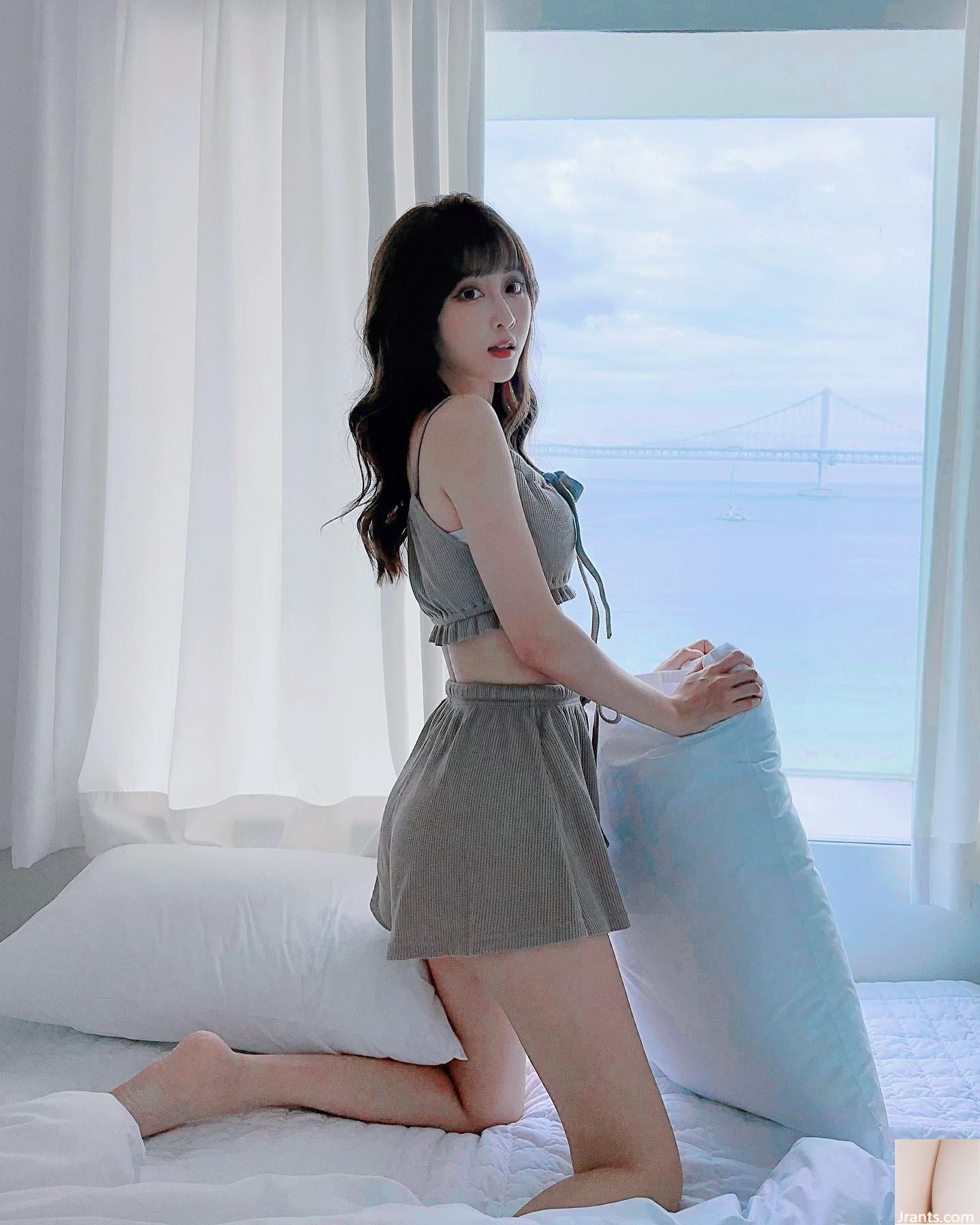 Cô gái siêu dễ thương “Elsa” em gái ngọt ngào che giấu cô ấy và có đôi chân quyến rũ (13p) - Ảnh 10