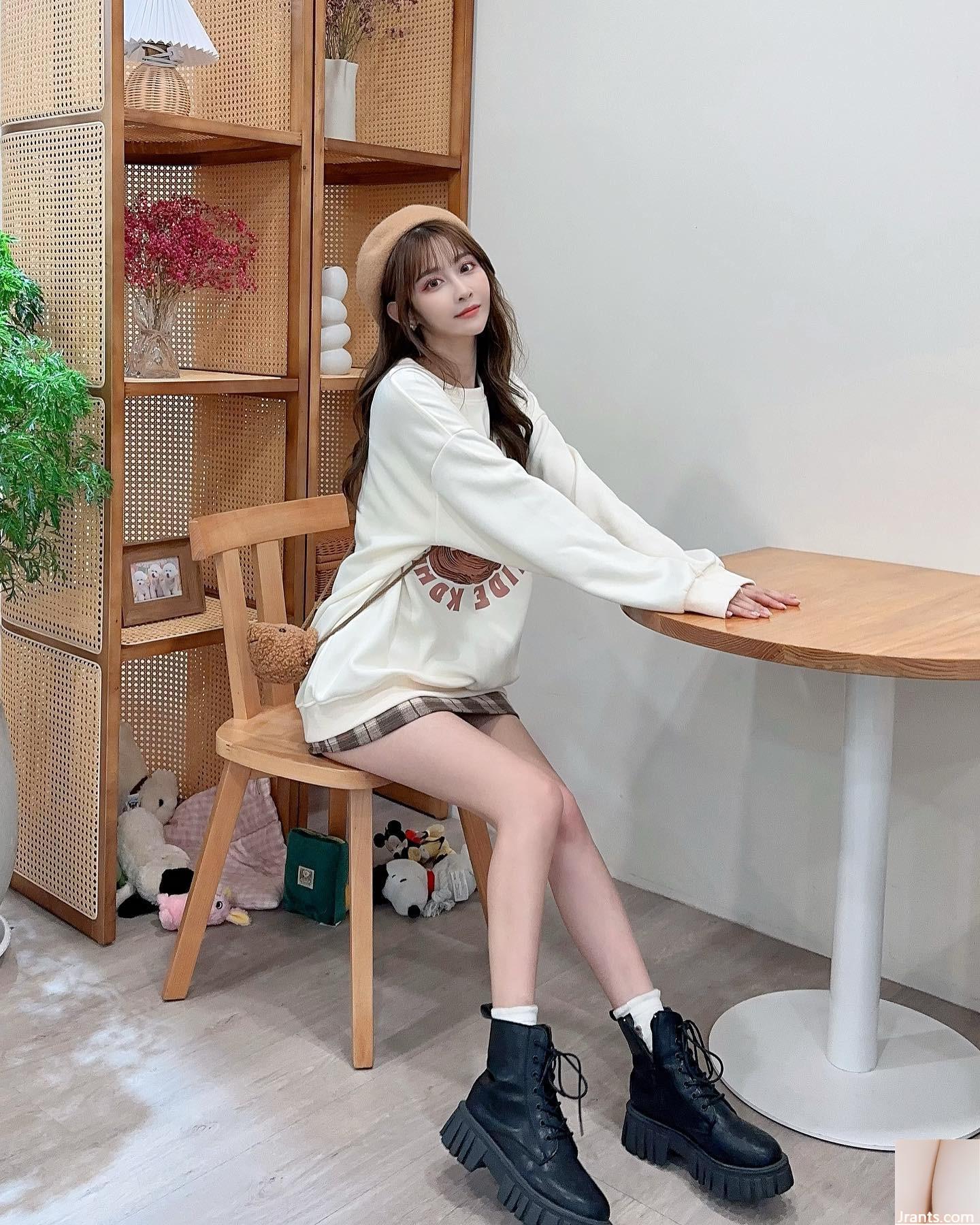 Cô gái siêu dễ thương “Elsa” em gái ngọt ngào che giấu cô ấy và có đôi chân quyến rũ (13p) - Ảnh 2