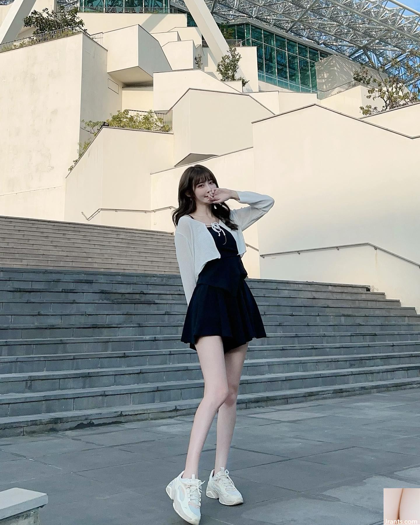 Cô gái siêu dễ thương “Elsa” em gái ngọt ngào che giấu cô ấy và có đôi chân quyến rũ (13p) - Ảnh 4