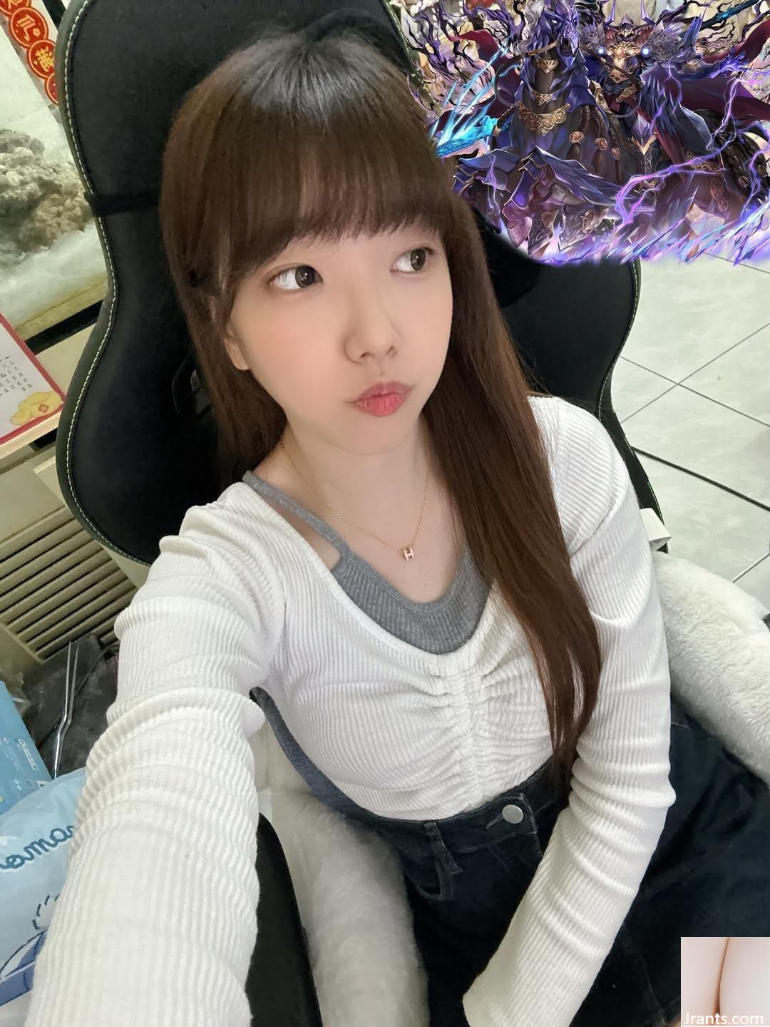 Cô gái dễ thương “Baiyi” có dáng người đẹp thấp thoáng (10P)