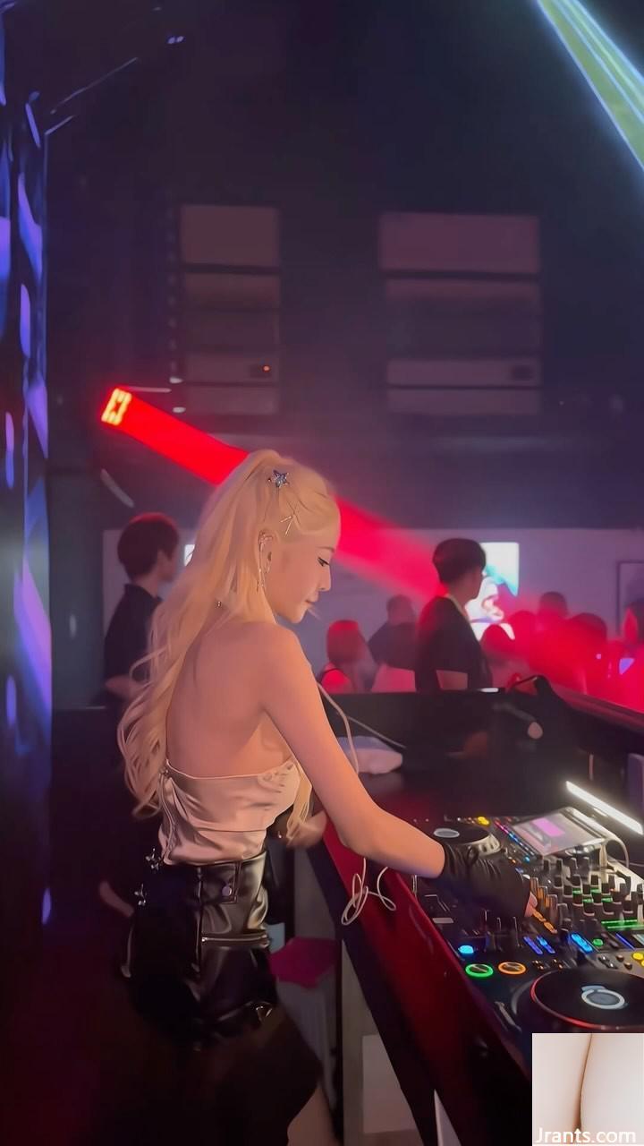 Cô gái trẻ chân dài “DJ Xin Li Xiaoxing” đầy đủ đến nỗi cô sắp tràn ra với bộ ngực công bằng và xinh đẹp (40p) - Ảnh 25