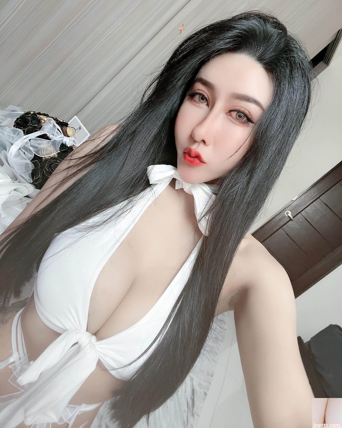 Bộ ngực đẹp rất thú vị. - Ảnh 8