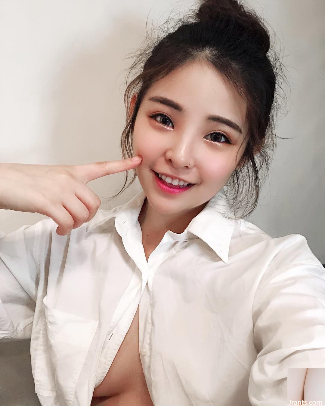 Nụ cười ngọt ngào là trên đôi mắt.