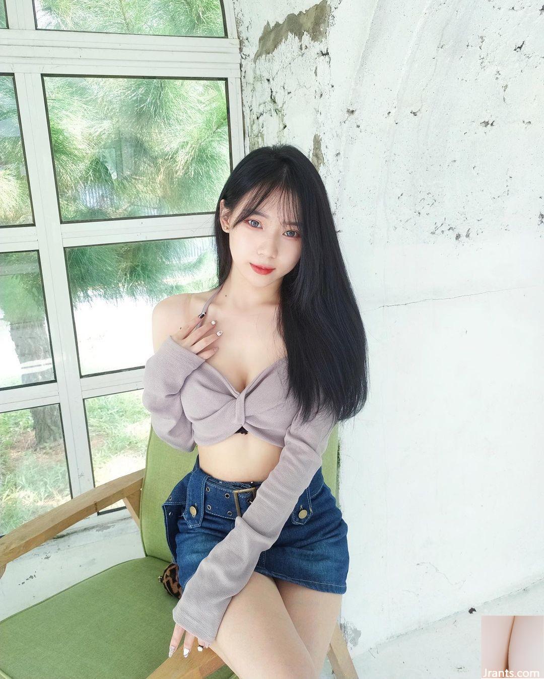 Cô gái xinh đẹp của người Malaysia với làn da trắng và chân dài Kitty__Tee (8p)