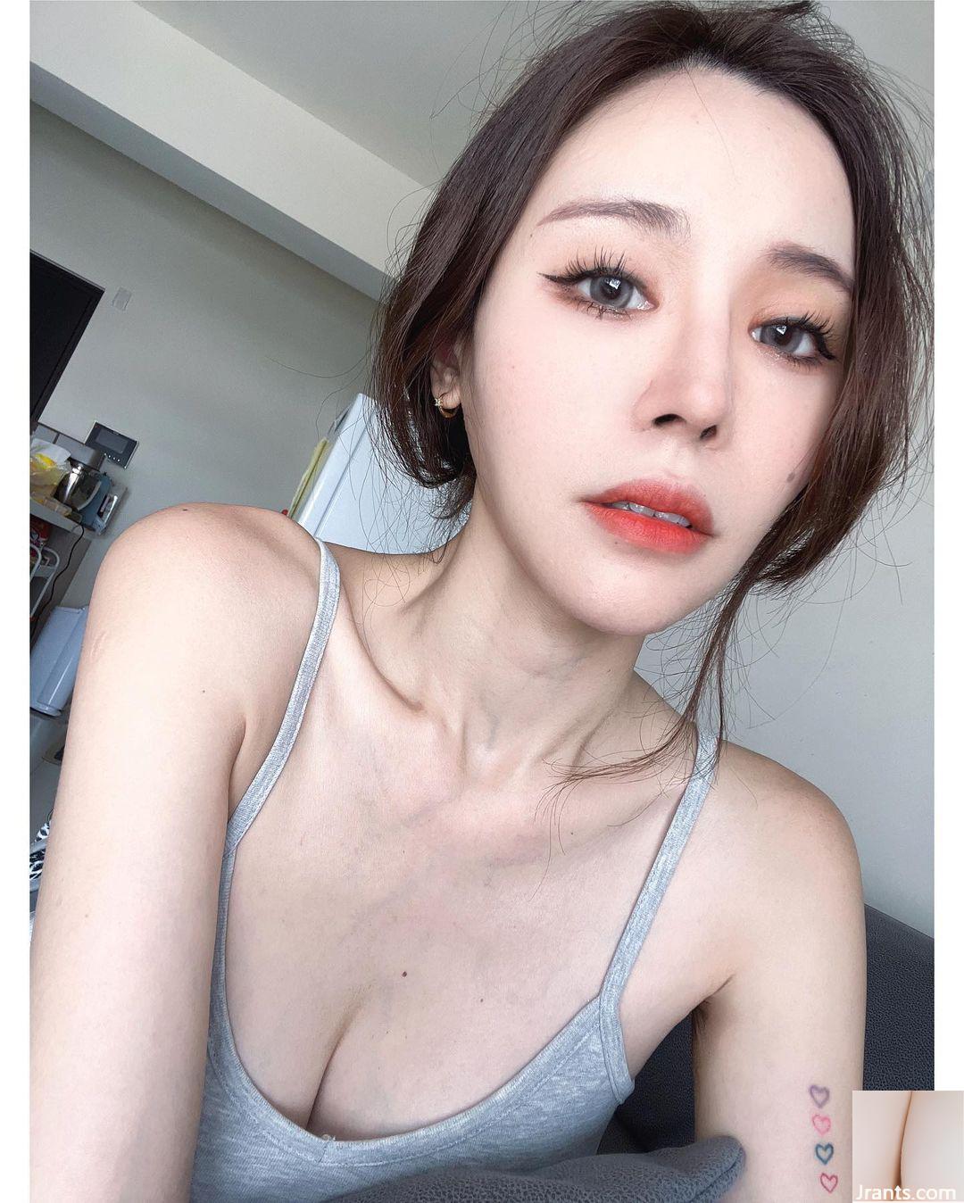 Ngoại hình quyến rũ của người mẫu nóng bỏng “Molly” đã thu hút sự chú ý (37P)