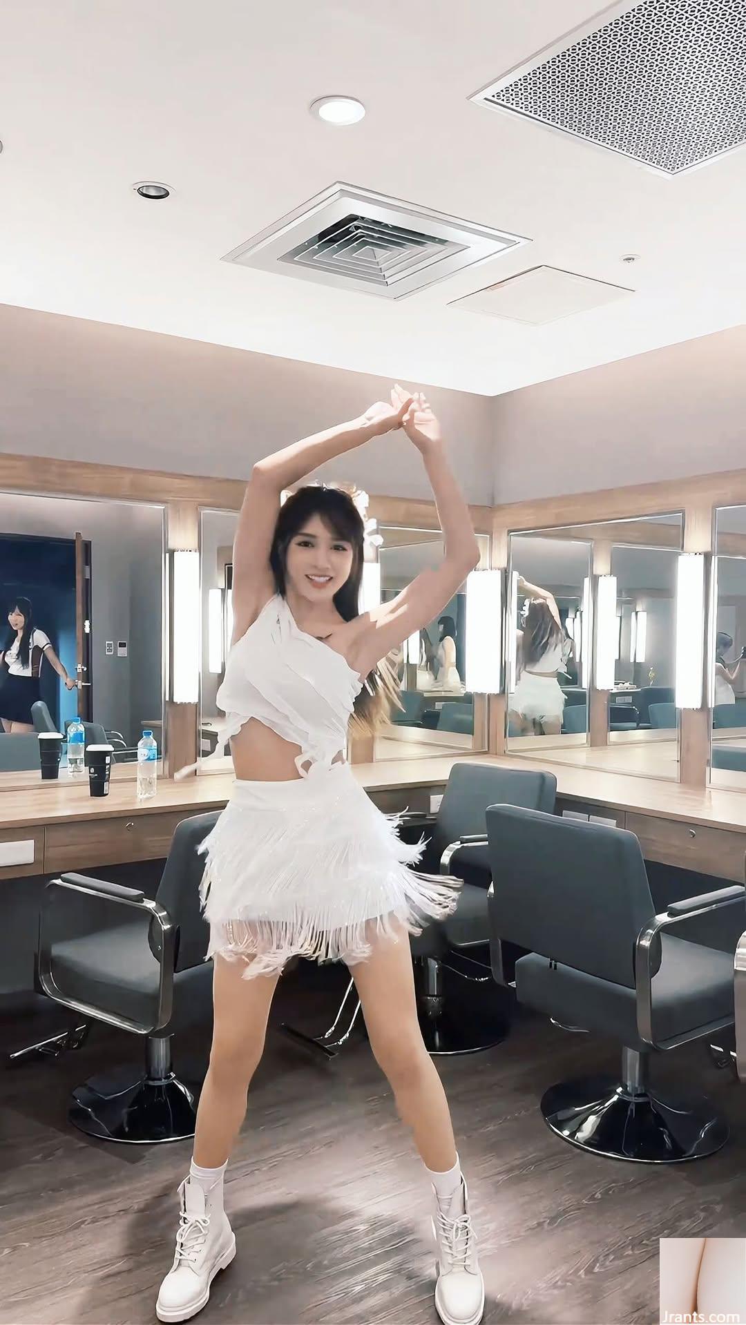 “YING Lin Daiying” có ngoại hình đẹp, làn da trắng và những đường cong nóng bỏng được giấu sâu (29P) - Ảnh 2