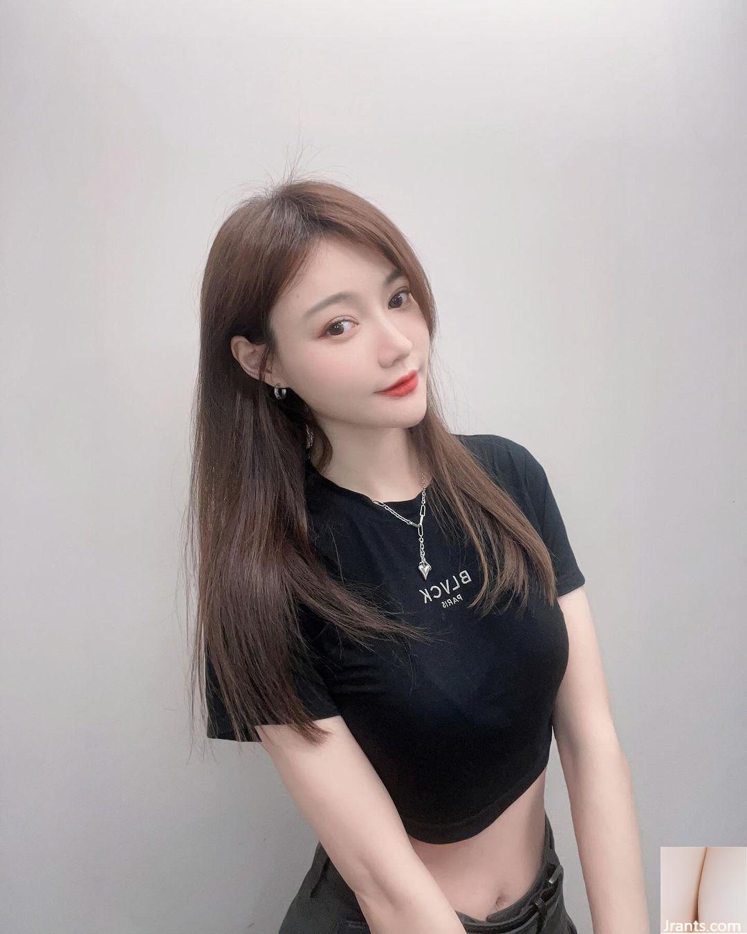 Vóc dáng cao cấp “Su Xiaoli” có bộ ngực tròn trịa và đầy đặn với đường cong bắt mắt (45P)