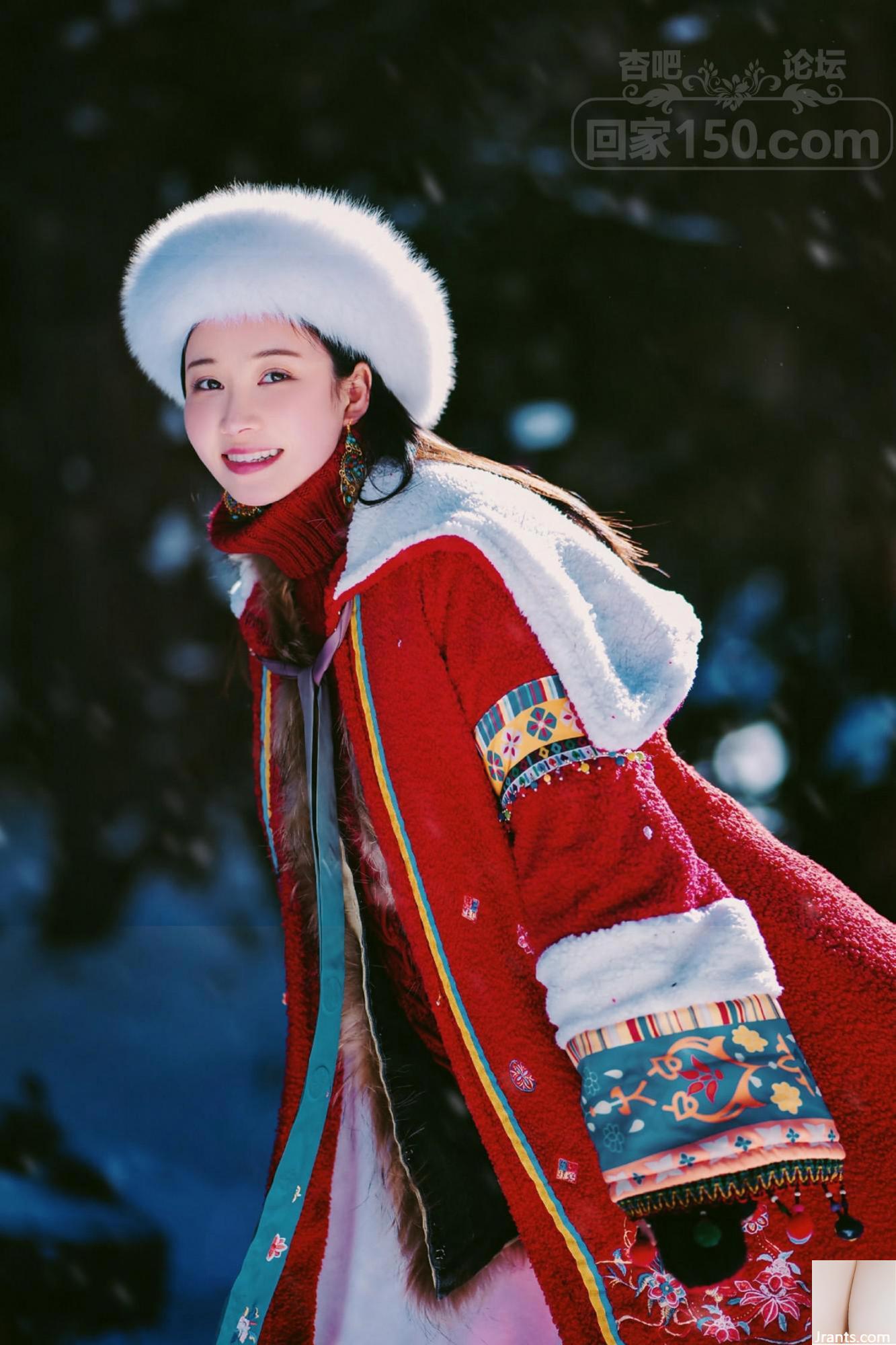 (Người mẫu khỏa thân trong nước) Tuyết tốt lành hàng năm báo hiệu mùa màng bội thu. Cô khoe ngực và đi trên tuyết thật gợi cảm (9P) - Ảnh 4