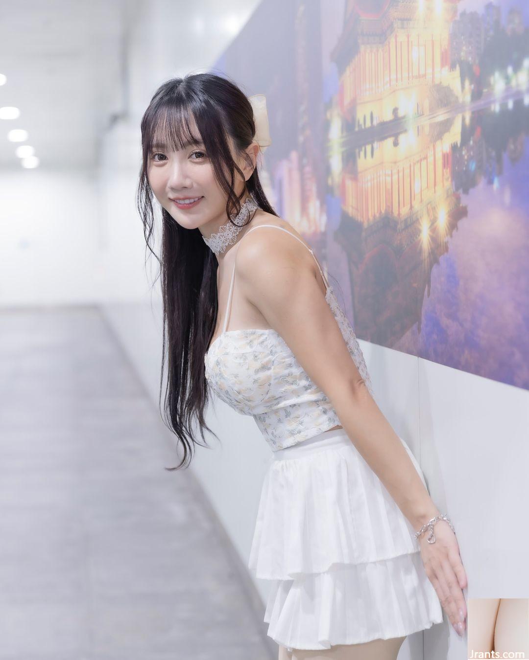 Vòng eo săn chắc của cô nàng ngực thất thường “Xiao Zhen” quá gợi cảm… – Vô tình rơi vào (27P) - Ảnh 25