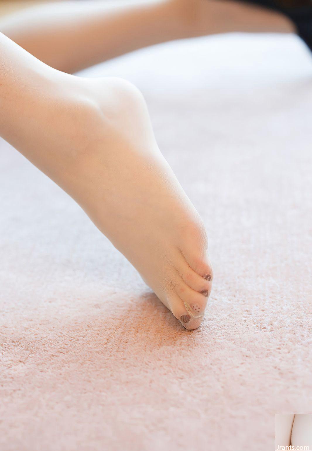 Hình ảnh độ nét cao của tiếp viên hàng không Xiaoreba mặc đồ lót ren gợi cảm, làn da trắng nõn và bộ ngực khủng trong đôi tất gợi cảm (25P) - Ảnh 12