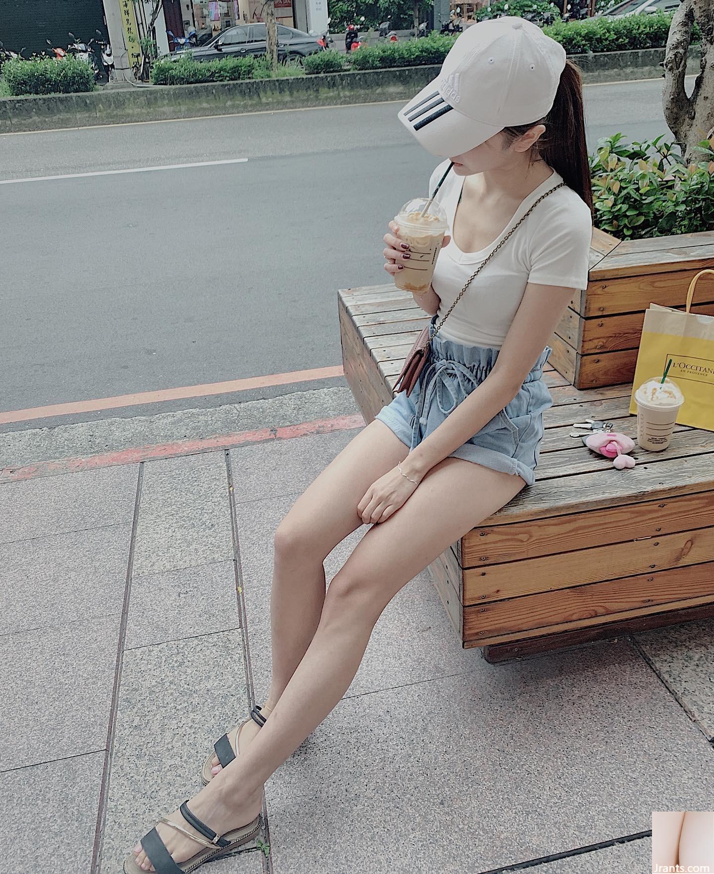 Thân hình trắng nõn, dịu dàng của “Cô bé Lọ Lem” nóng bỏng từ phía trước và phía sau khiến cư dân mạng mê mẩn (16P)