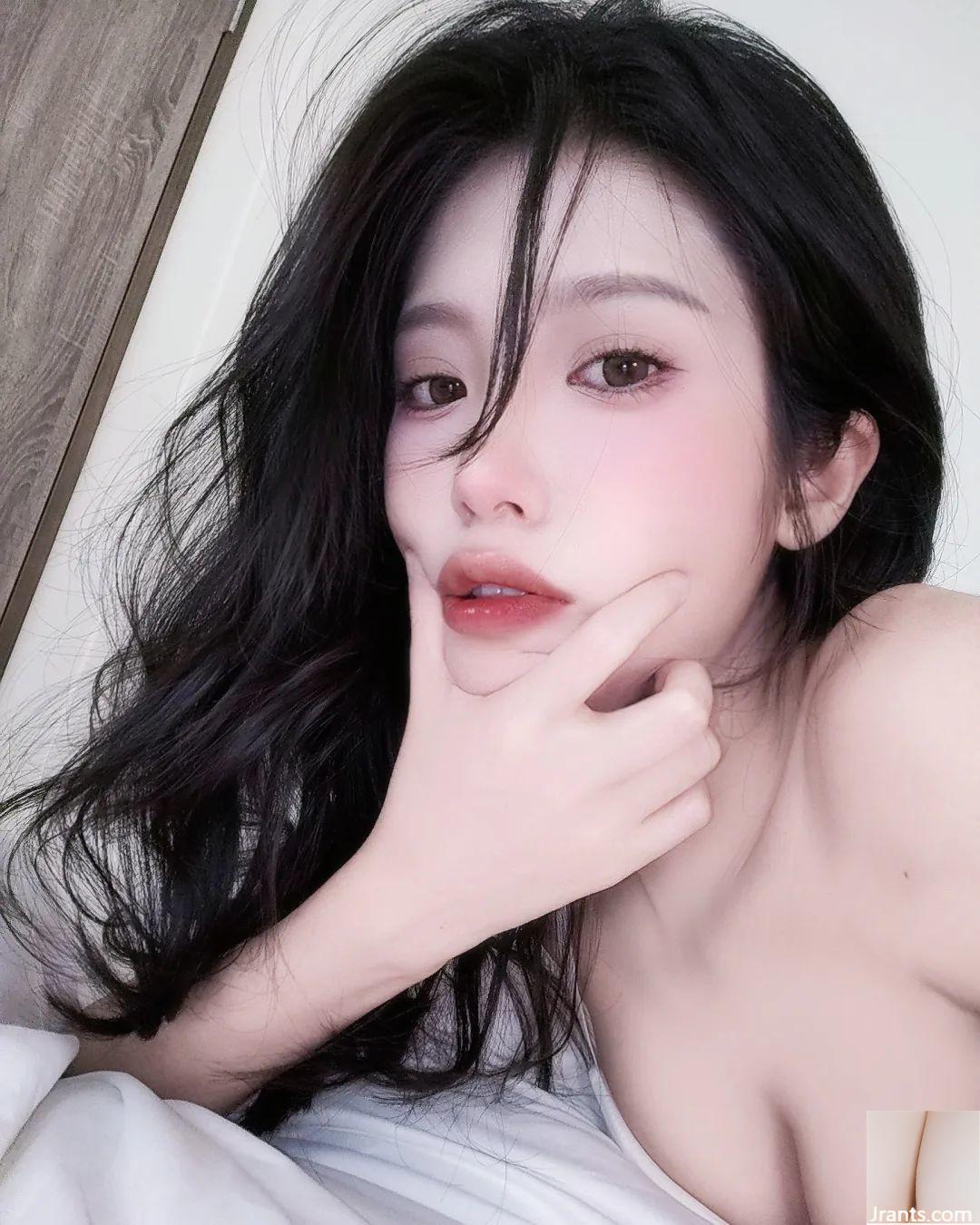 Rãnh sâu trắng như tuyết “chieh0528” có thân hình nóng bỏng khiến người ta muốn xiêu lòng (30P)