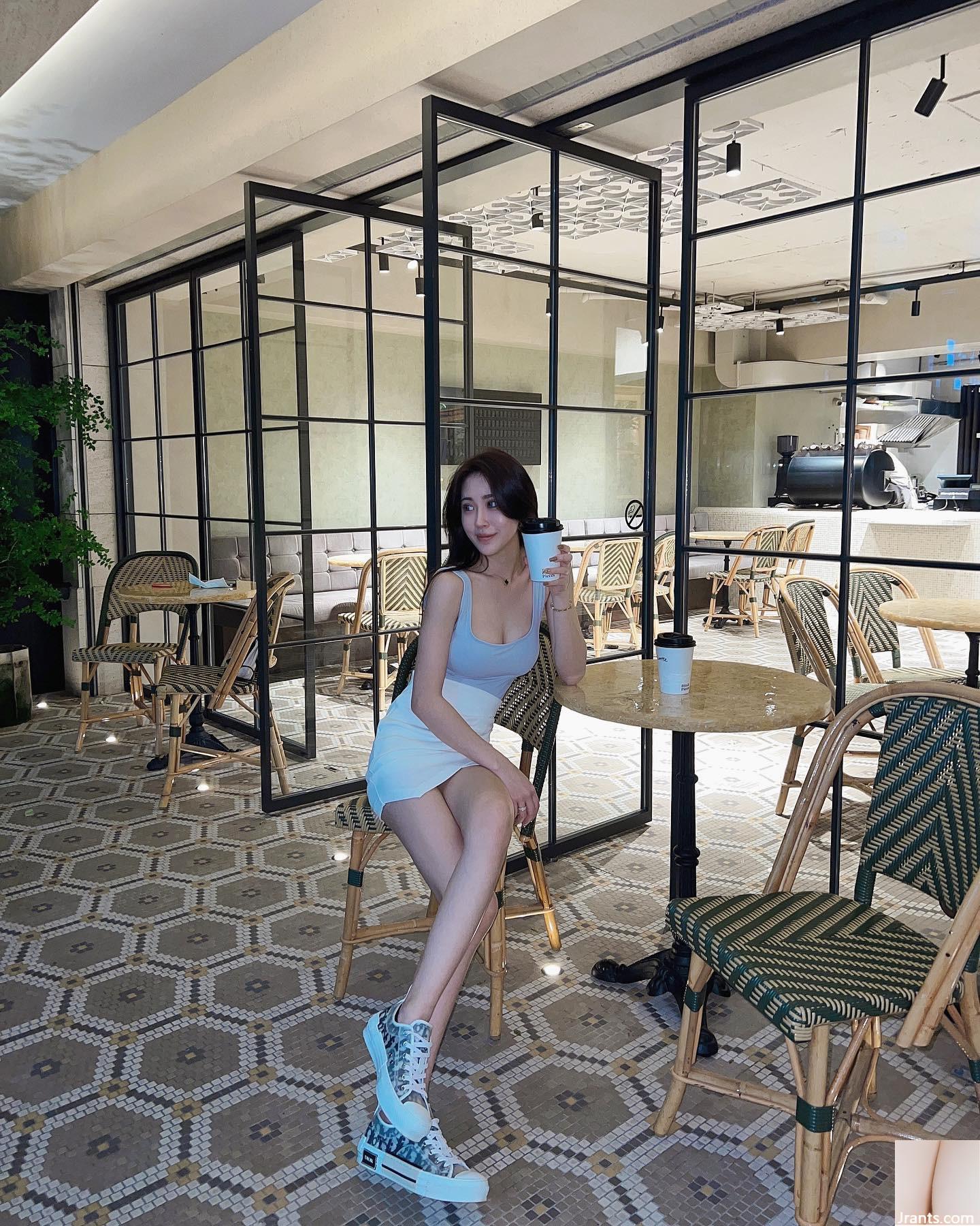 “Yun” có nụ cười ngọt ngào và ăn mặc gợi cảm, quyến rũ! - Ảnh 4