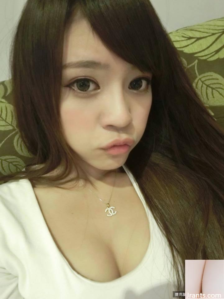 Cô bé nhà bên ngọt ngào và quyến rũ ~ Michelle ~ Selfie bằng mắt điện quyến rũ với bộ ngực hơi lộ ra và vẻ quyến rũ gợi cảm (19P)