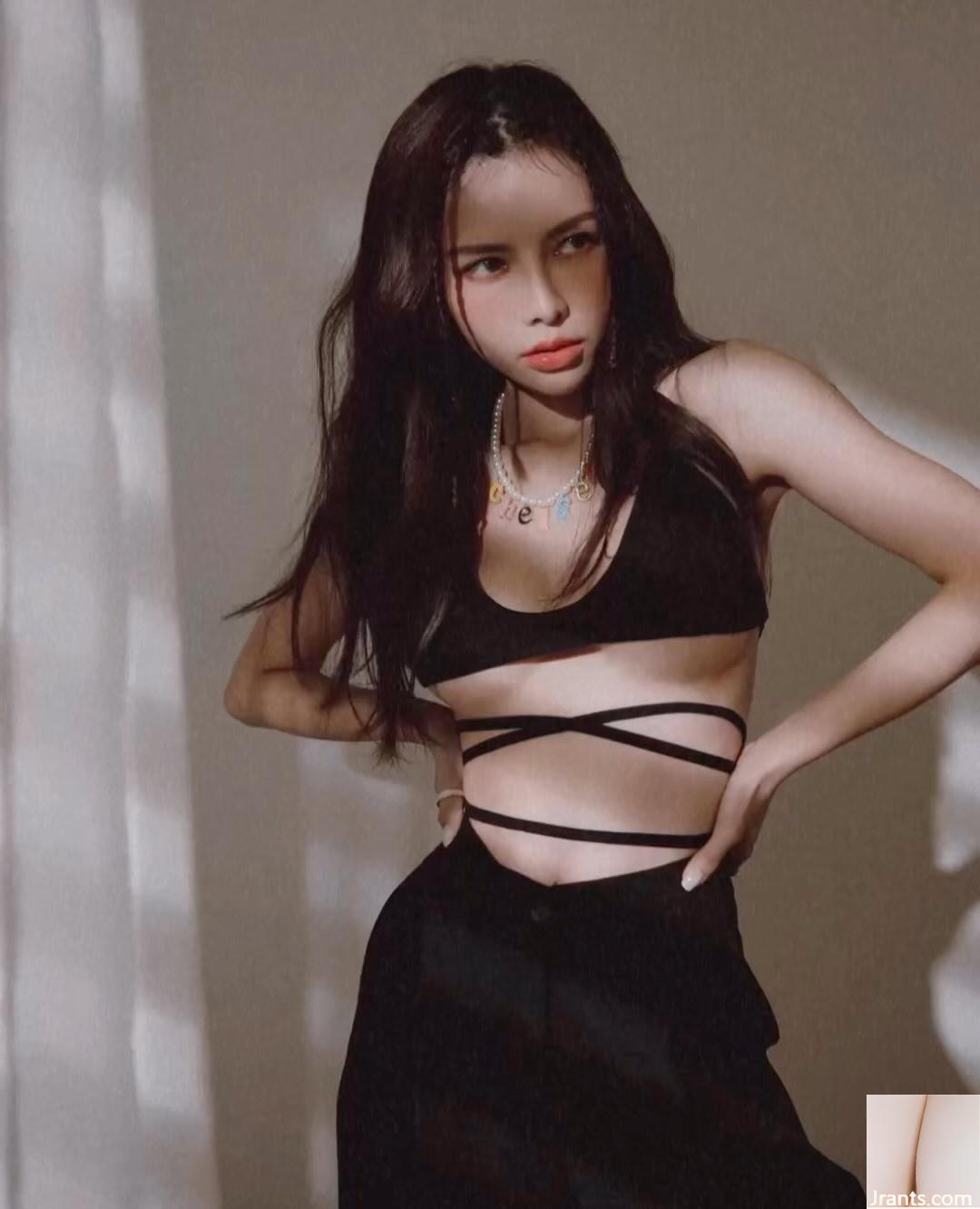 Cặp mông tròn trịa “CC. Xixi” đẹp đến mức lộ cả hình chữ V sâu và dữ dằn (40P) - Ảnh 6