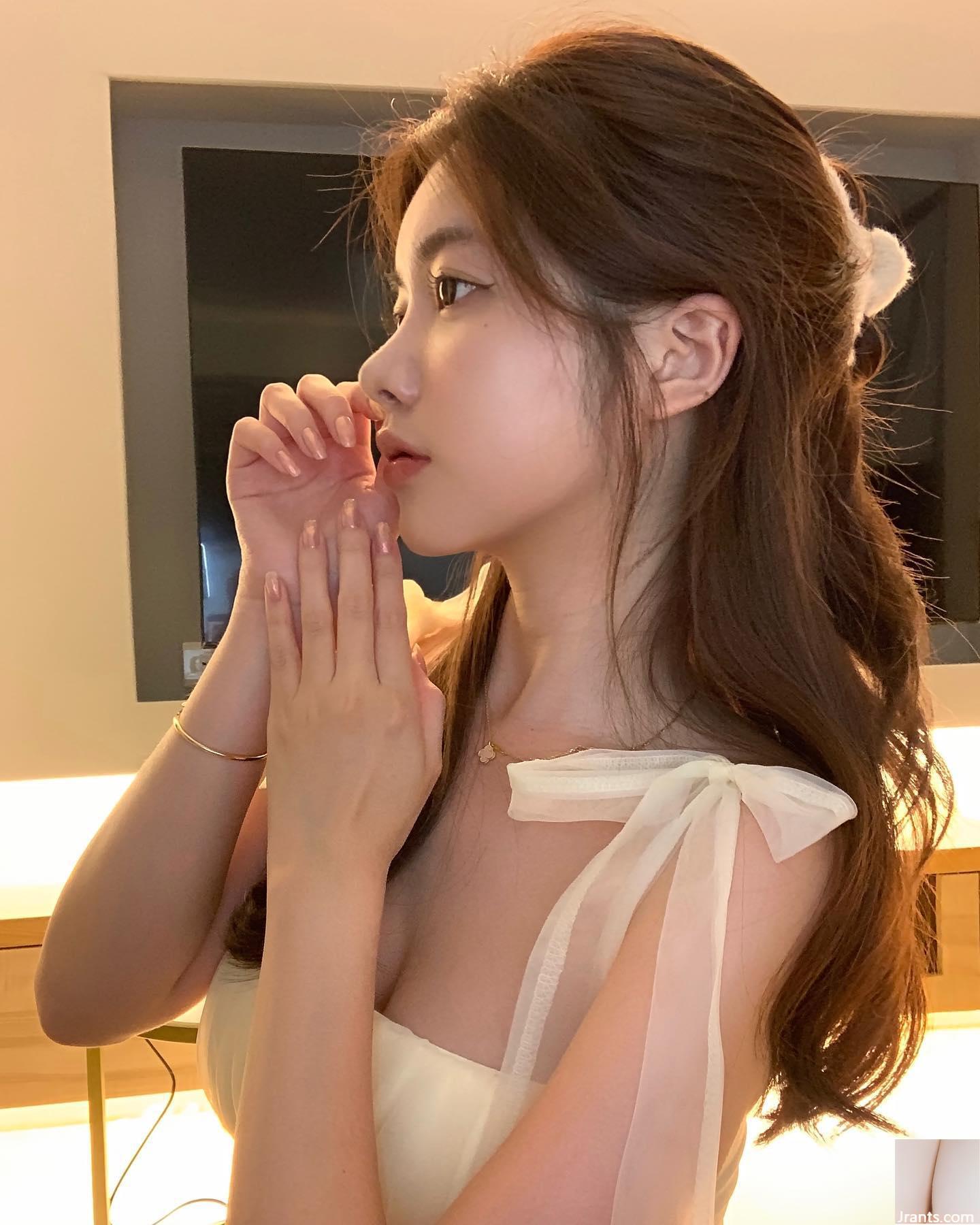 Người mẫu nóng bỏng hàng đầu “Yixin YiXin” lộ bộ ngực trắng nõn và mềm mại khiến khán giả mất kiểm soát (42P) - Ảnh 10