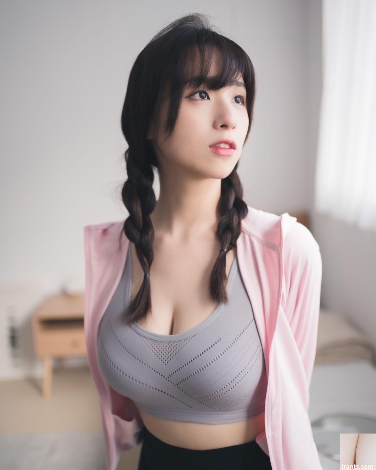 Cặp mông cong của “Ah Jie” trông thật quyến rũ với biểu cảm mờ mịt (21P)