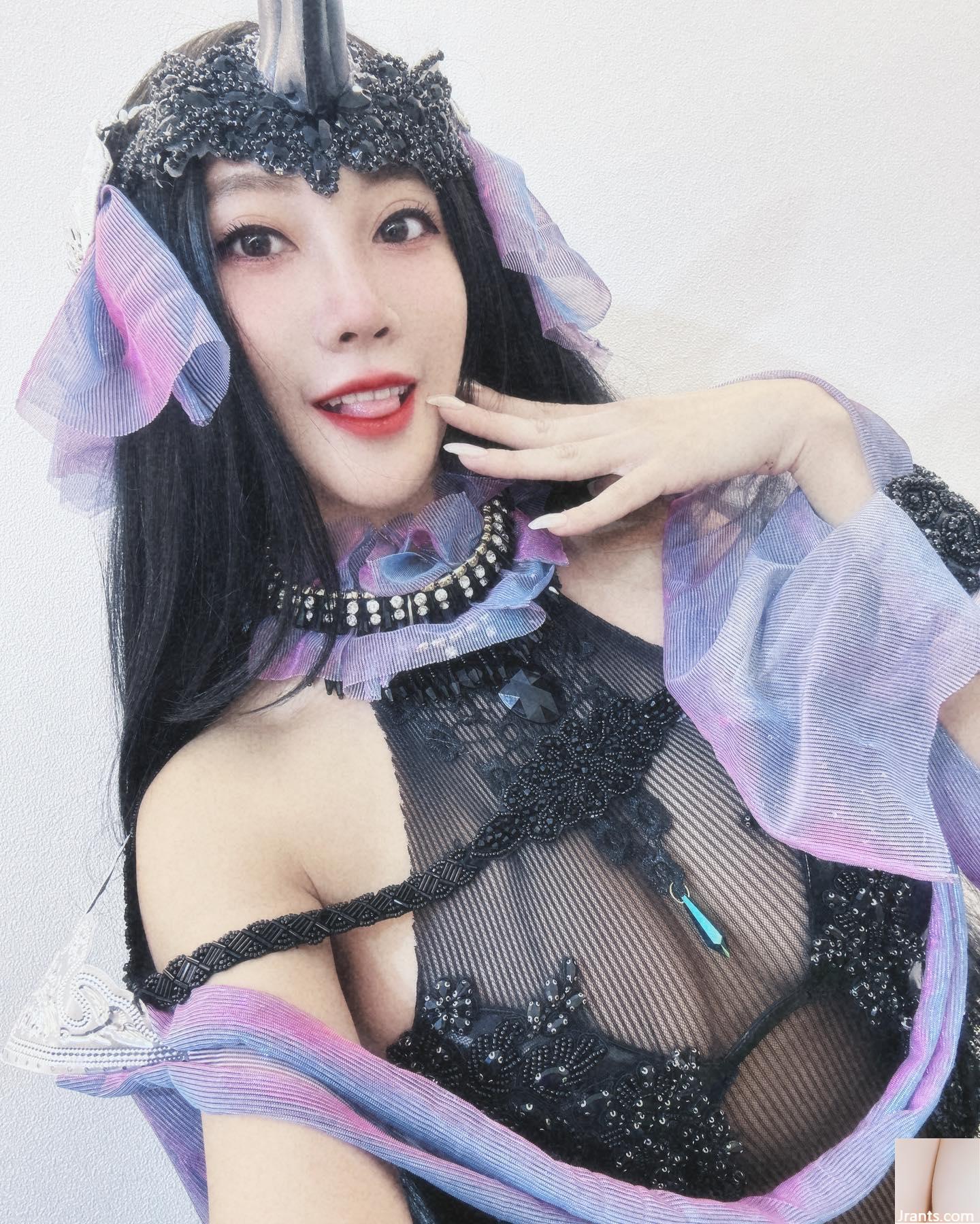 Làn da siêu trắng và dịu dàng “Chris Hung” sở hữu vóc dáng cực chuẩn, trang phục xẻ sâu bắt mắt (28P) - Ảnh 15