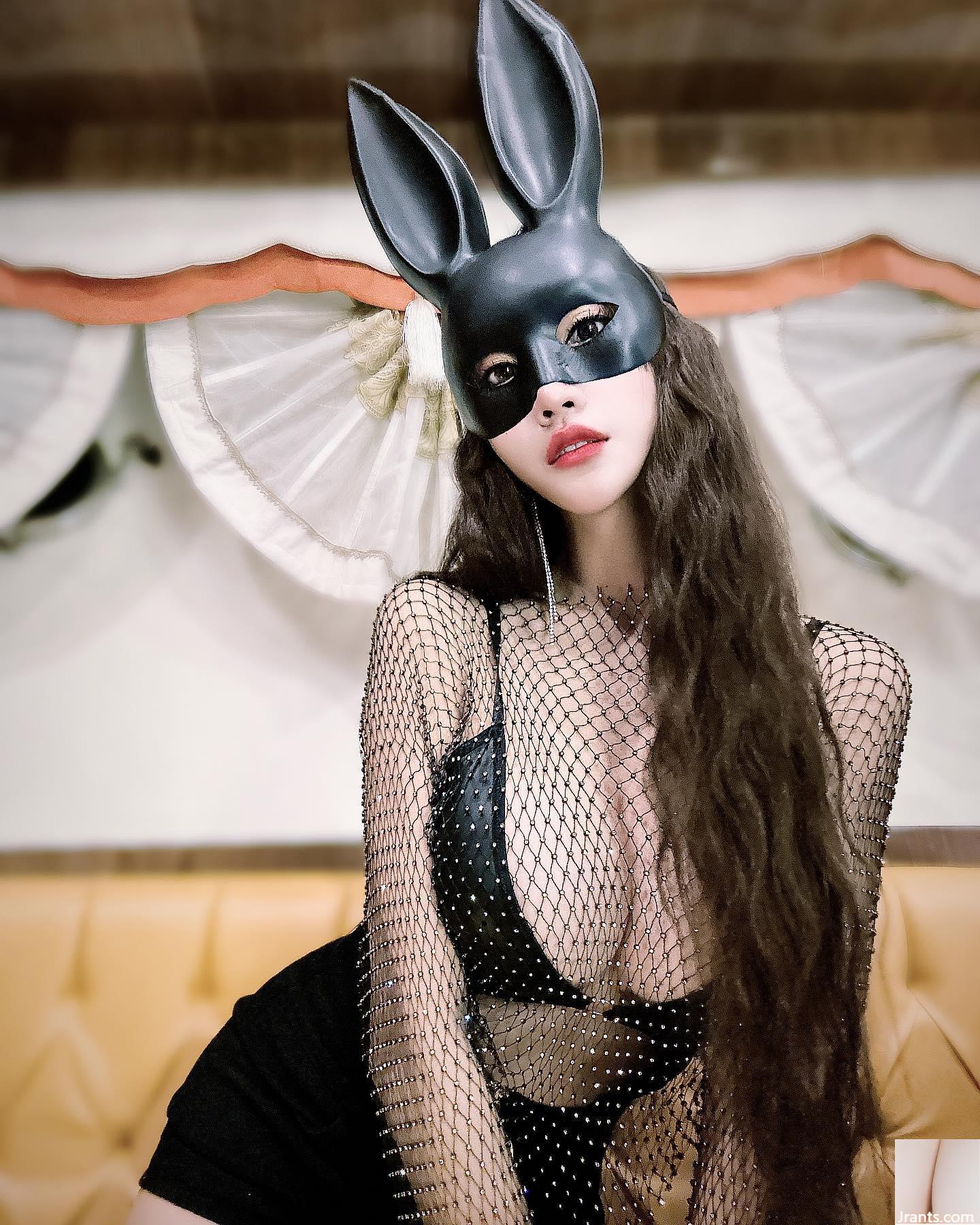 Làn da siêu trắng và dịu dàng “Chris Hung” sở hữu vóc dáng cực chuẩn, trang phục xẻ sâu bắt mắt (28P) - Ảnh 25