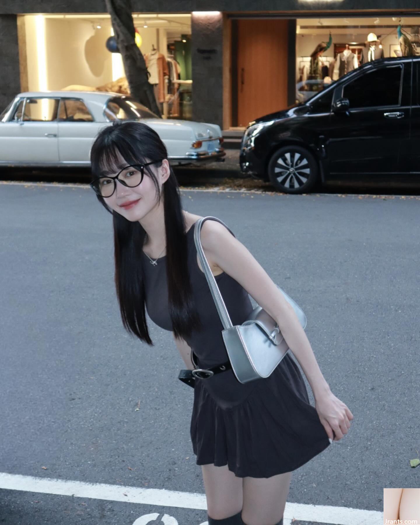 Cô nàng “Wen Ting” ngực tuyết xinh xắn dễ thương có ngoại hình siêu bắt mắt và lộ rõ ​​đường cong cơ thể (22P) - Ảnh 3