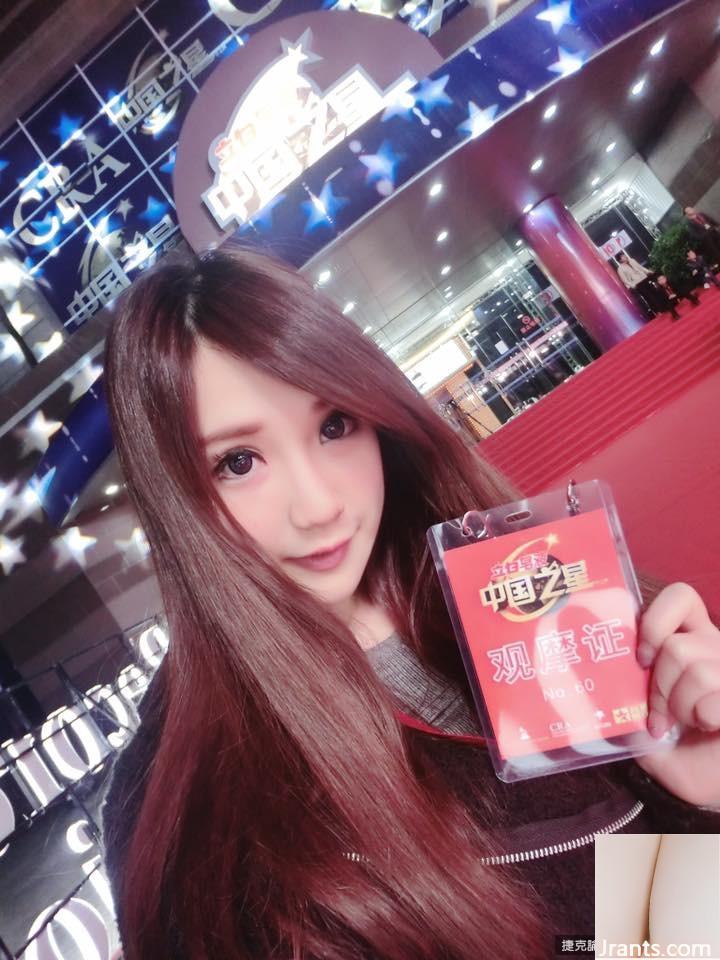 Cô gái gợi cảm siêu gợi cảm 32E ~ Huang Rongan (Xiao Rong) ~ Chiếc váy vải tuyn rỗng lộ hết rãnh sâu và siêu hot (33P) - Ảnh 3