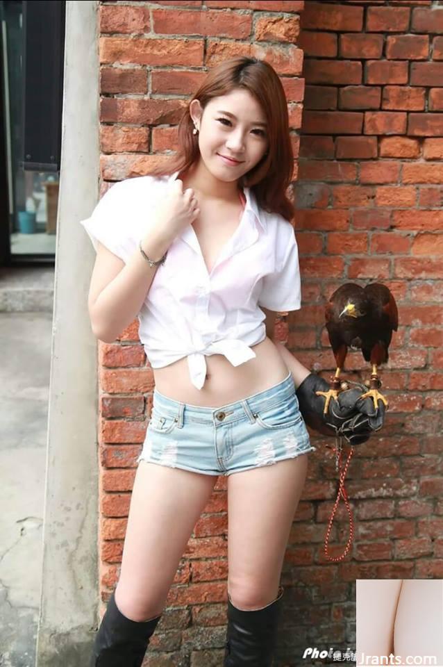 Đôi chân đẹp với làn da trắng ngần với đường cong hình chữ S Madou~Katherine-Katherine~mặc áo da nóng bỏng giả làm nữ cảnh sát trưởng (29P) - Ảnh 26